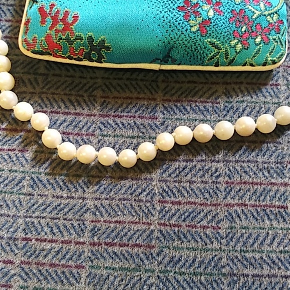 Vintage natural pearl necklace & earrings set - Picture 2 of 8